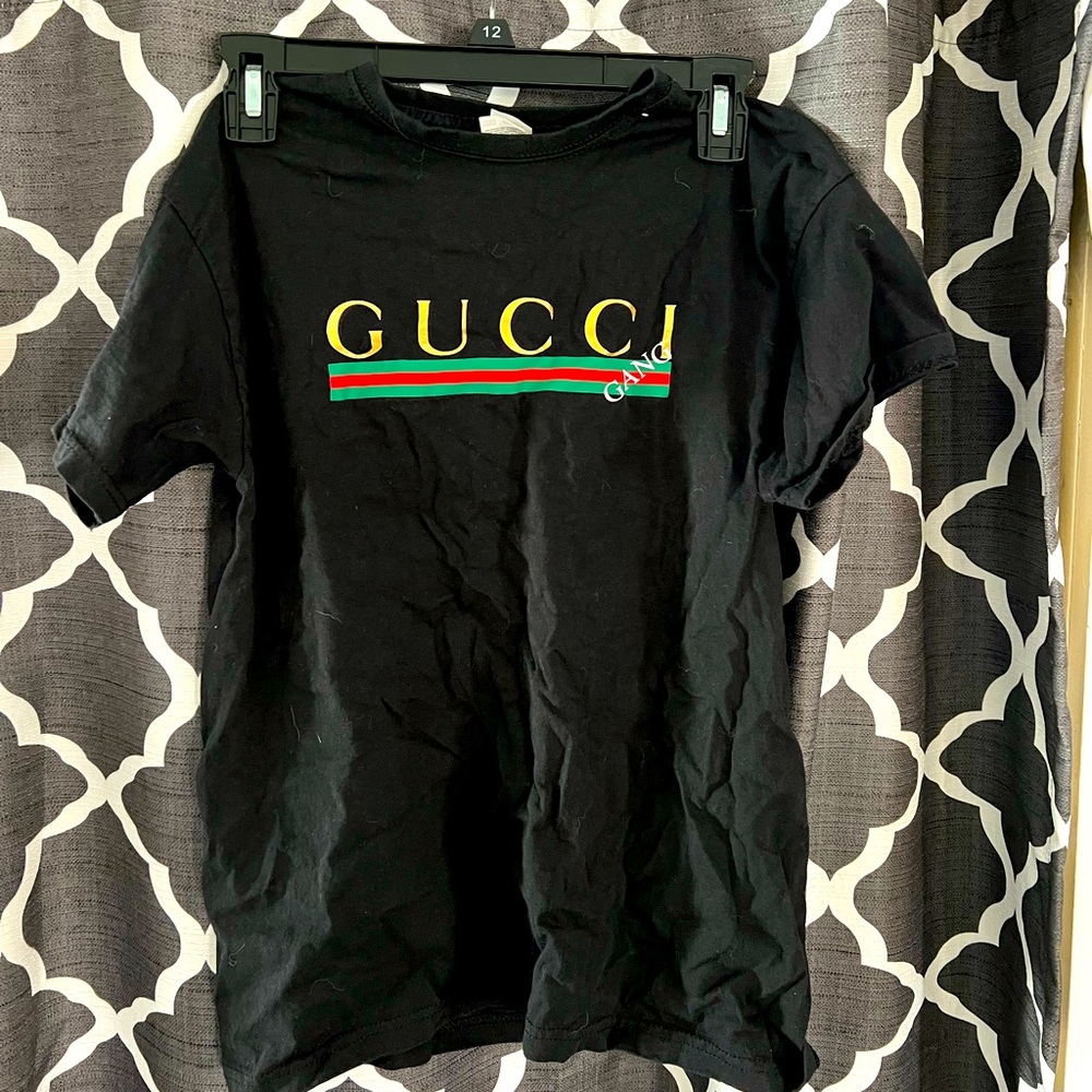 Fruit of the loom black tshirt with “gucci gang” printed on the front